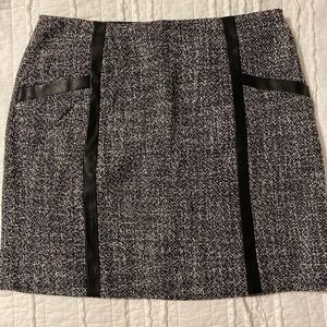 Banana Republic size 8 tweed and leather mini skirt with leather detailing.